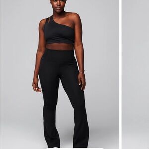 PureLuxe High-Waisted Pocketed Kick Flare leggings medium